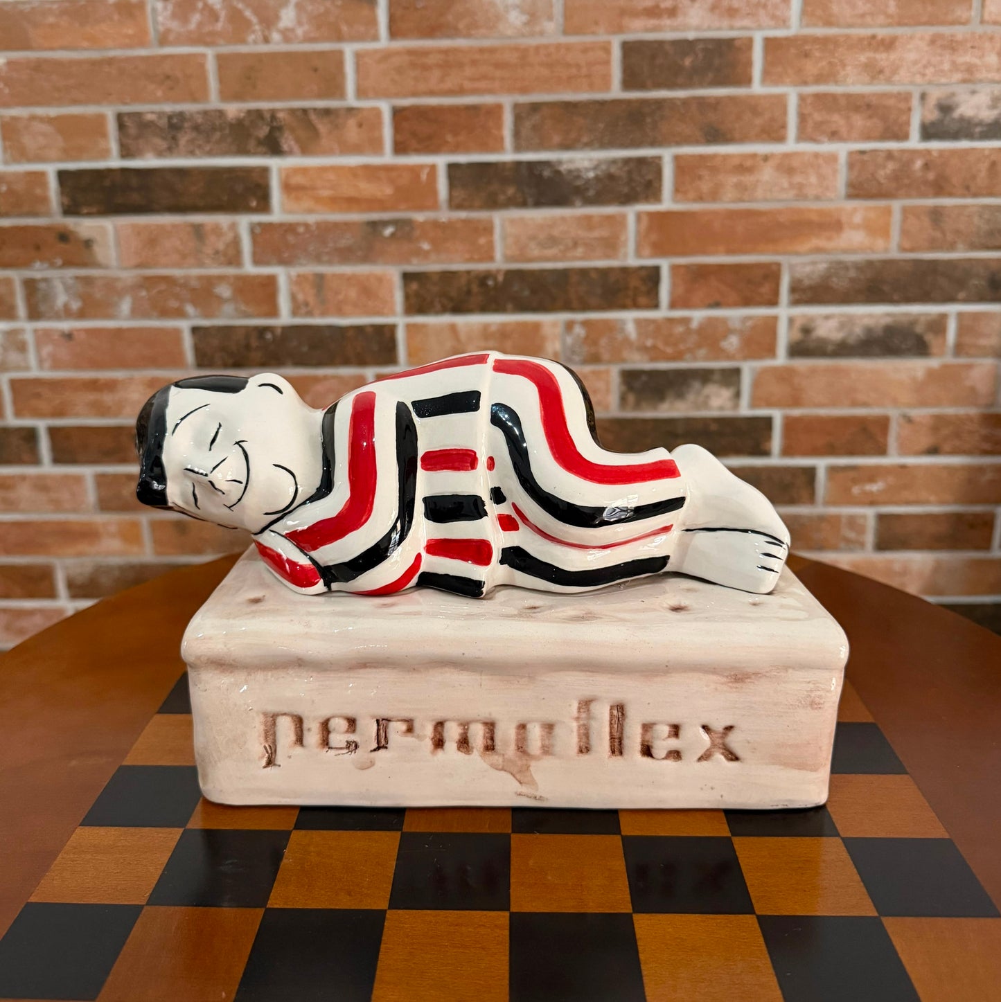 Statuina Artigianale in Ceramica Ispirata a Permaflex – Pezzo Unico Fatto a Mano