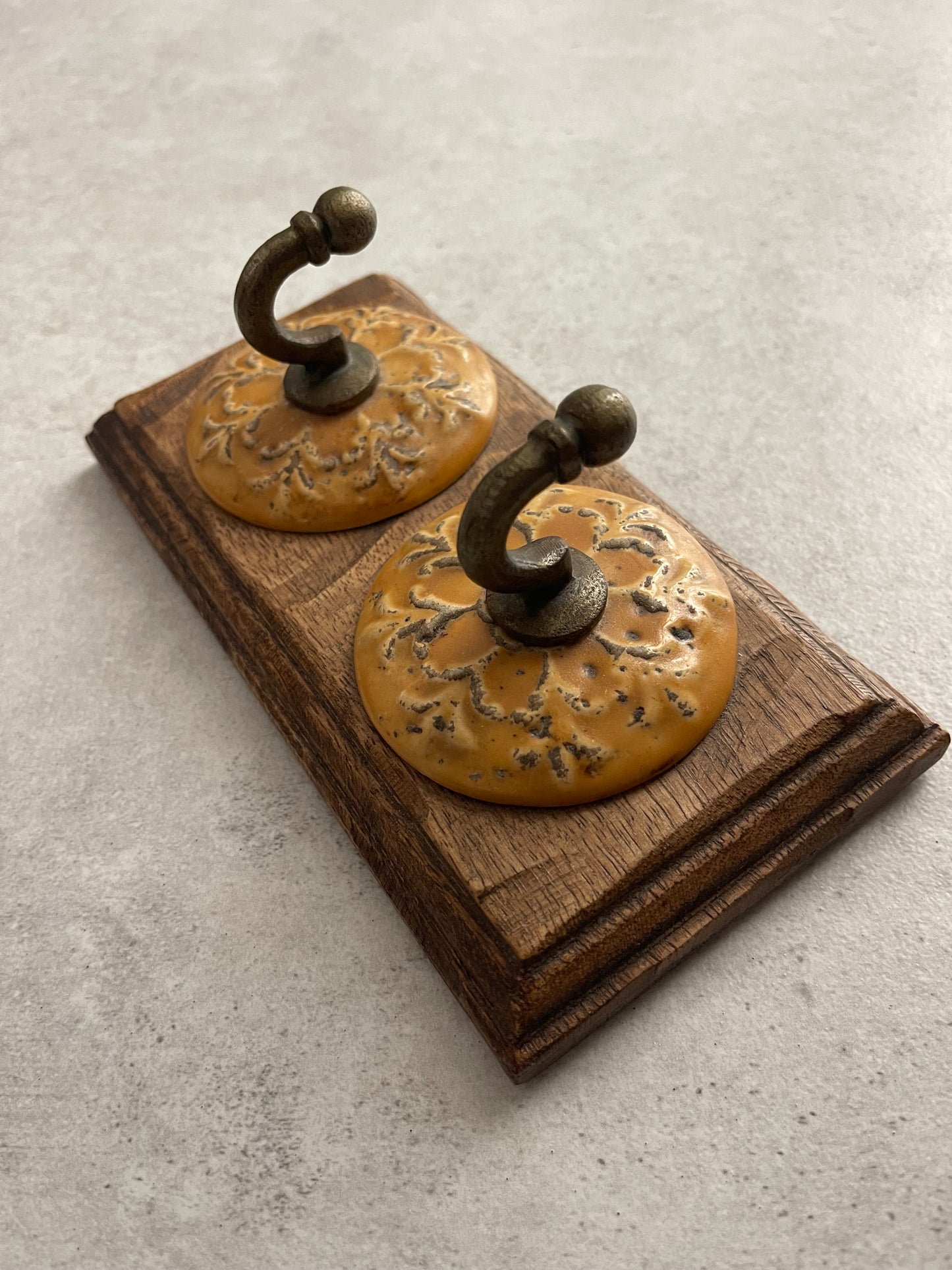 Appendiabiti da parete vintage Made in Italy – Metà XX secolo – Legno, porcellana e metallo