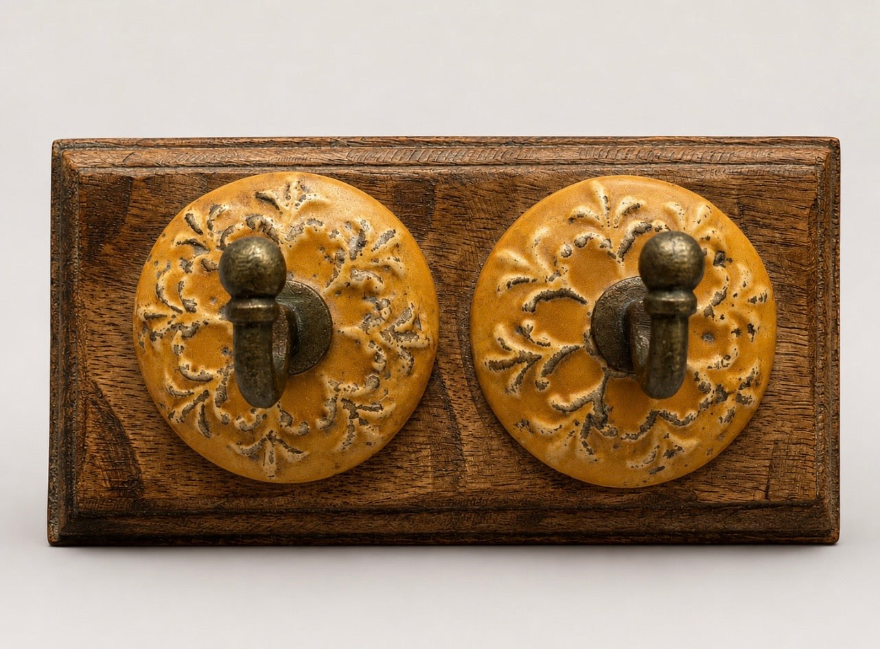 Appendiabiti da parete vintage Made in Italy – Metà XX secolo – Legno, porcellana e metallo