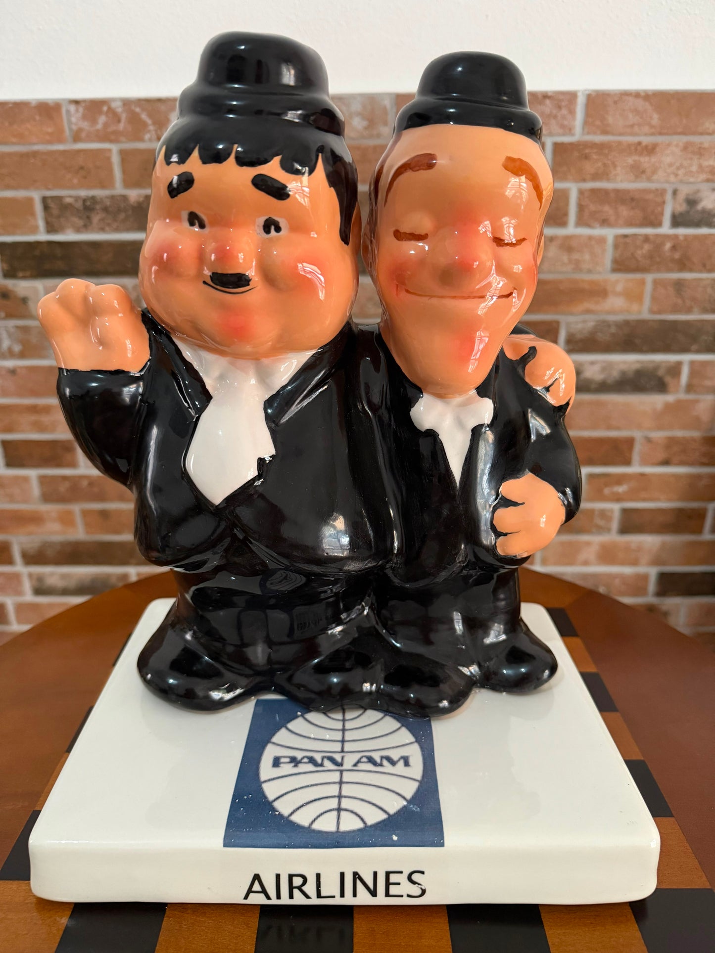 Statua Laurel & Hardy (Stanlio e Ollio) – Pan Am Airlines – Ceramica Smaltata – H. ca. 30 cm