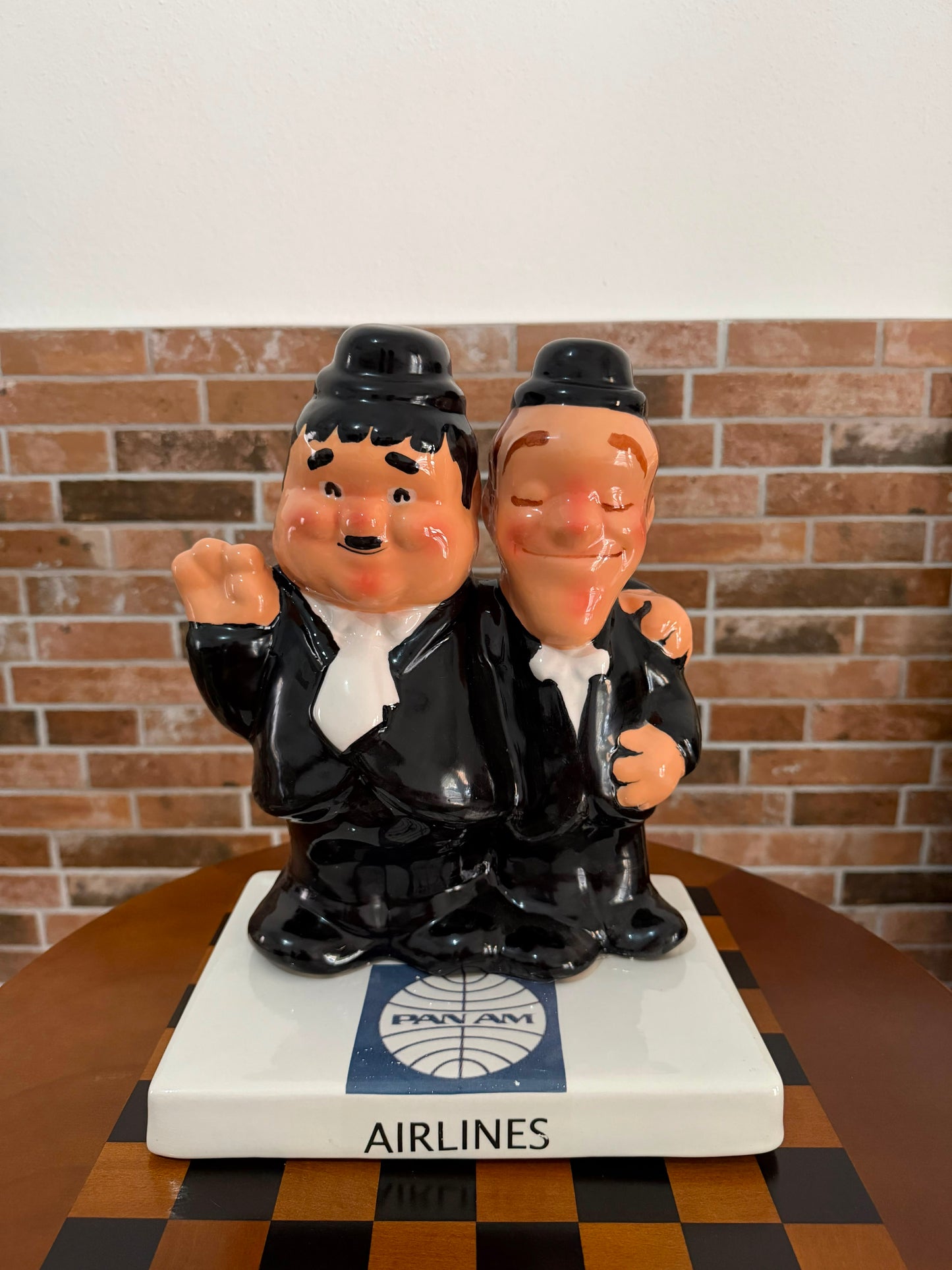 Statua Laurel & Hardy (Stanlio e Ollio) – Pan Am Airlines – Ceramica Smaltata – H. ca. 30 cm