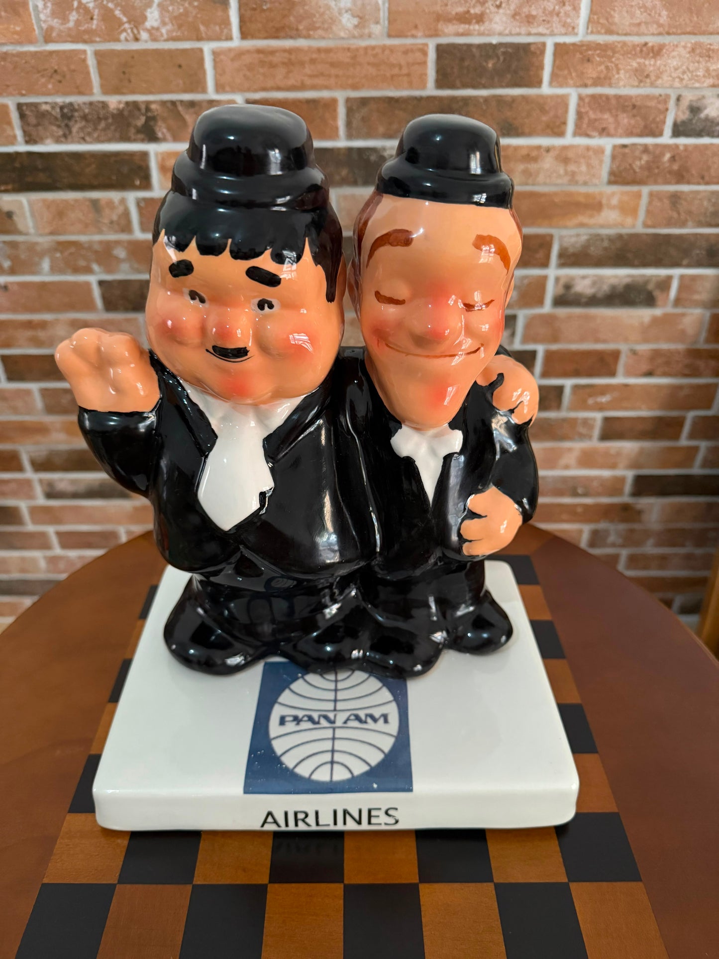 Statua Laurel & Hardy (Stanlio e Ollio) – Pan Am Airlines – Ceramica Smaltata – H. ca. 30 cm