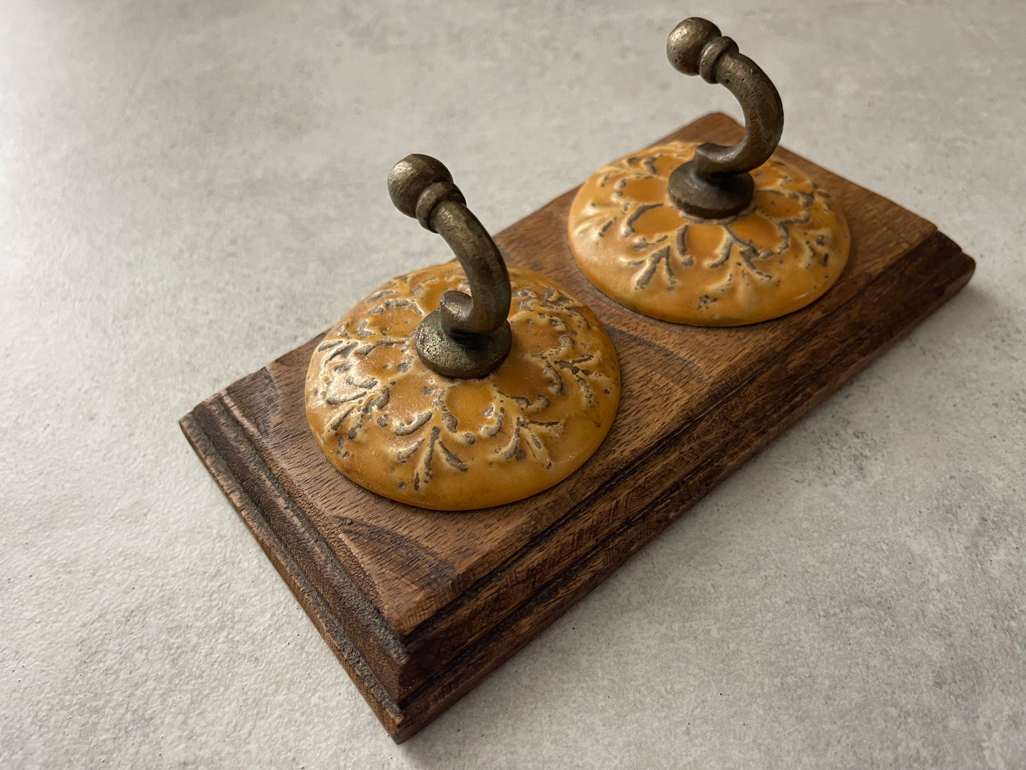 Appendiabiti da parete vintage Made in Italy – Metà XX secolo – Legno, porcellana e metallo